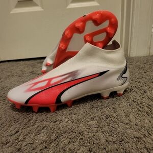 Brand New Puma Ultra Laceless Cleats